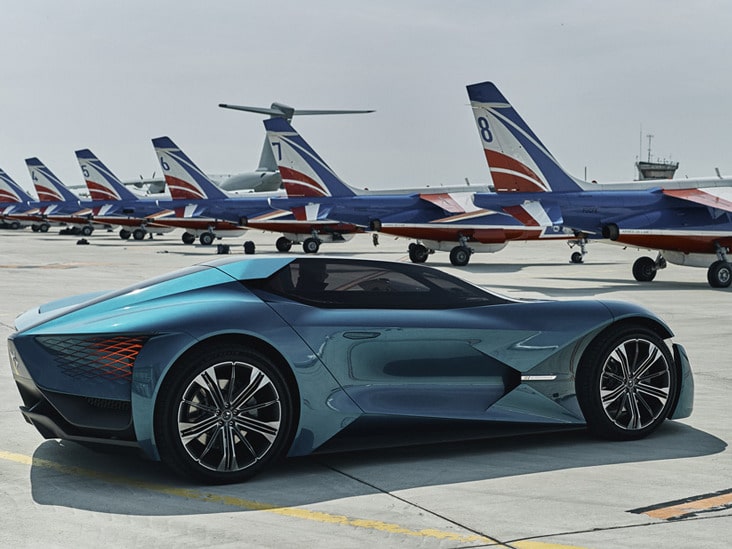 The super-car makes its presence felt on the airfield. Image via DS 
